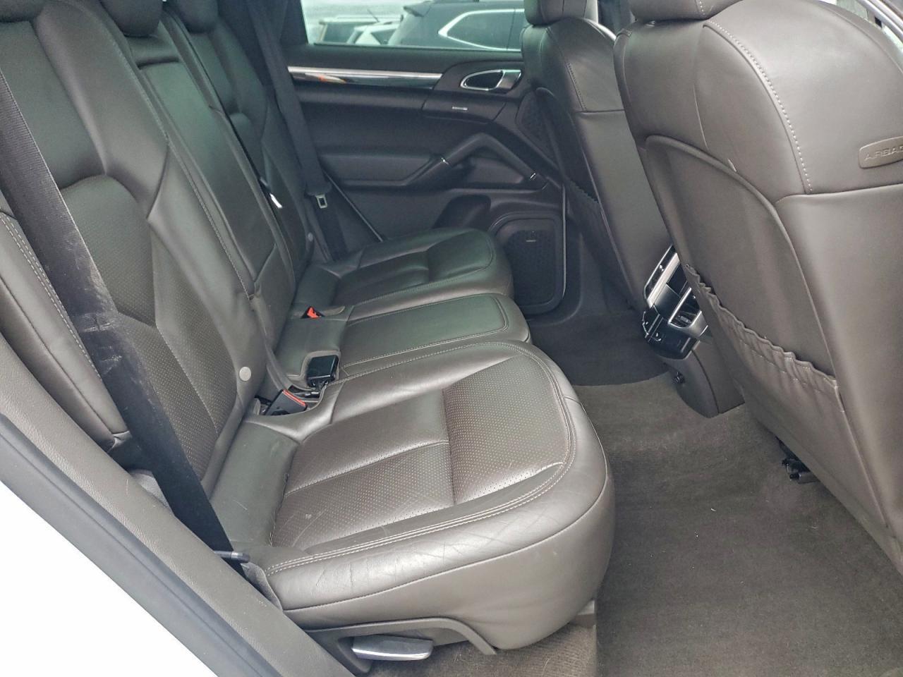 2016 PORSCHE CAYENNE