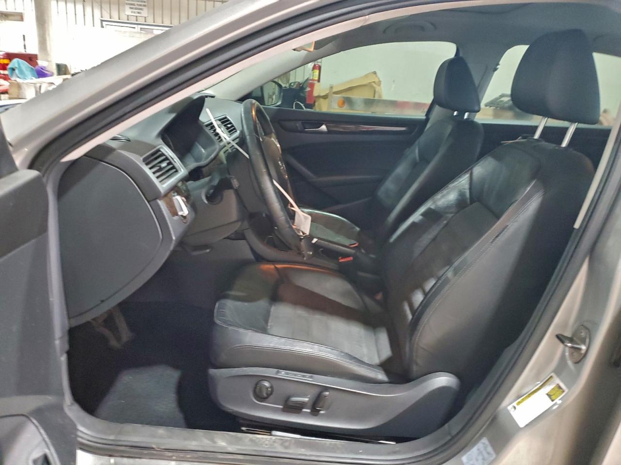 2014 VOLKSWAGEN Passat