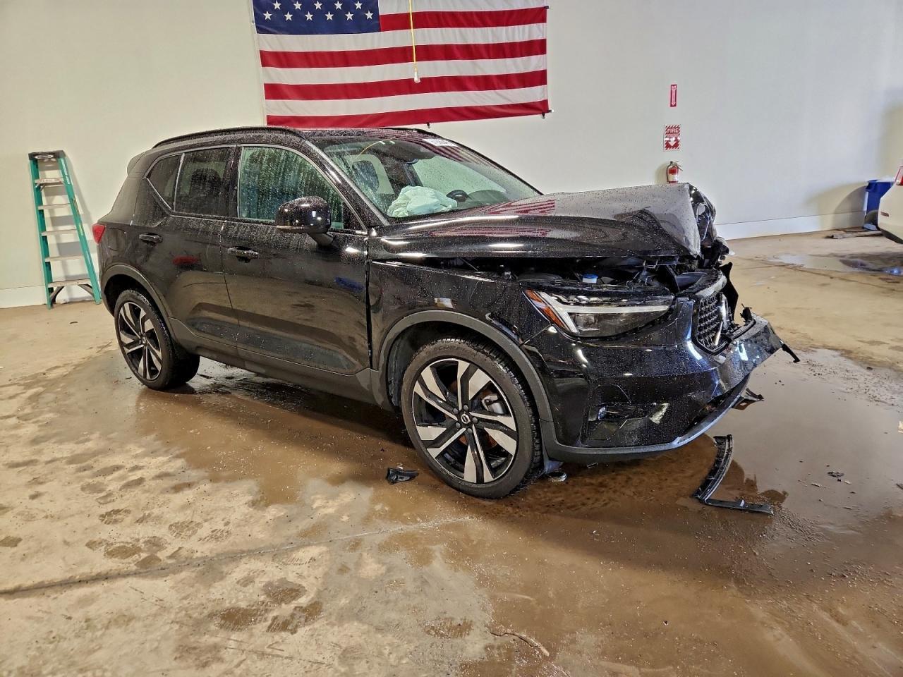 2023 VOLVO XC40
