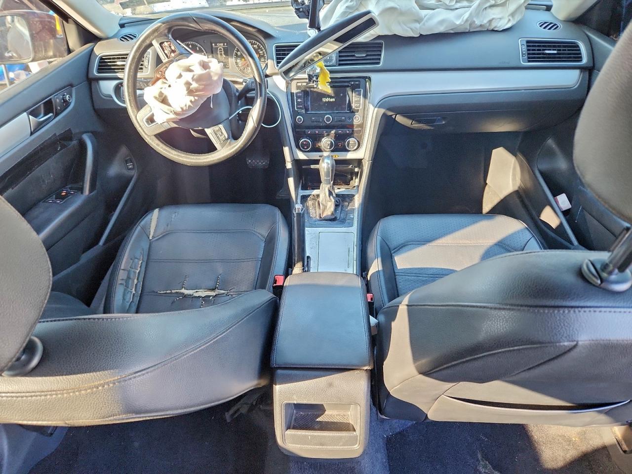 2012 VOLKSWAGEN Passat
