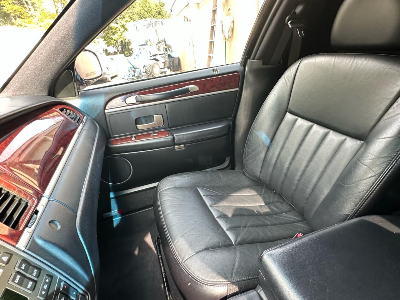 2005 LINCOLN Town Car