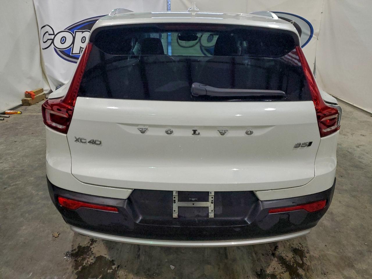 2025 VOLVO XC40