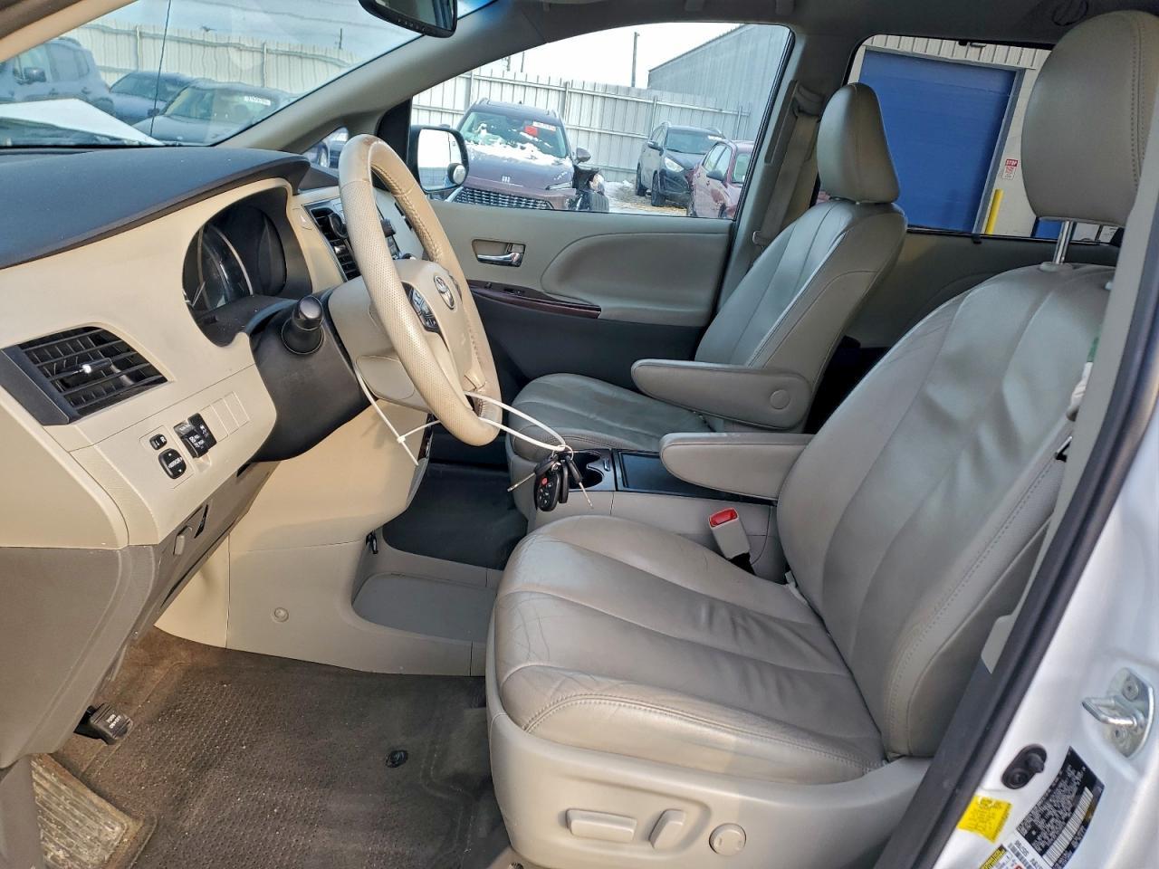 2013 TOYOTA SIENNA