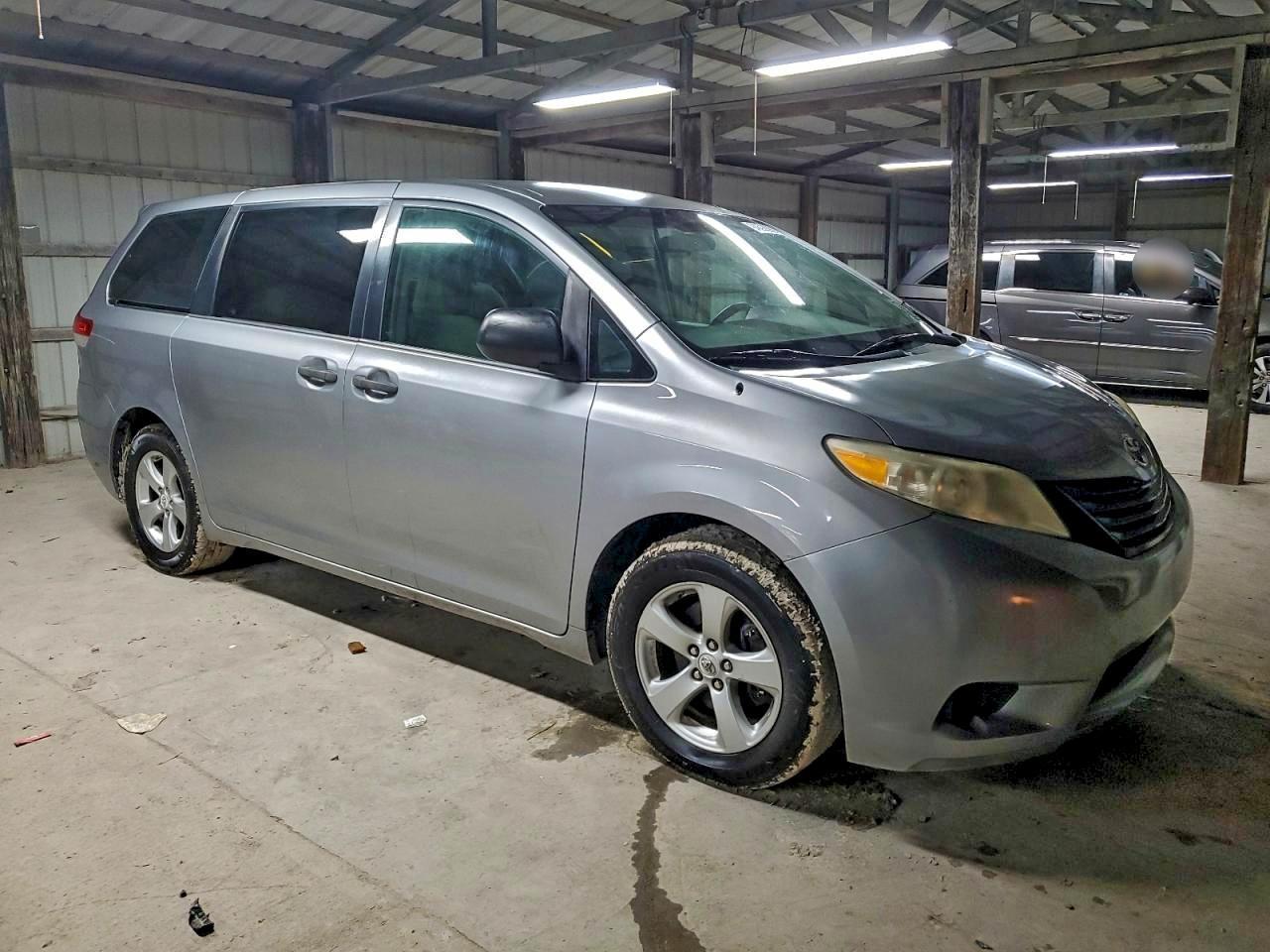 2013 TOYOTA SIENNA