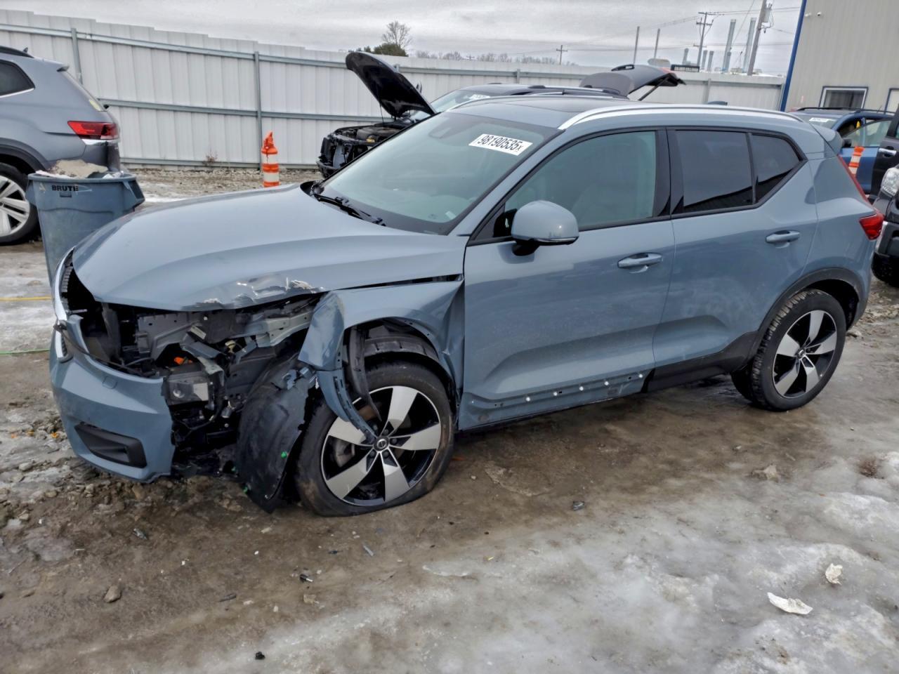 2022 VOLVO XC40