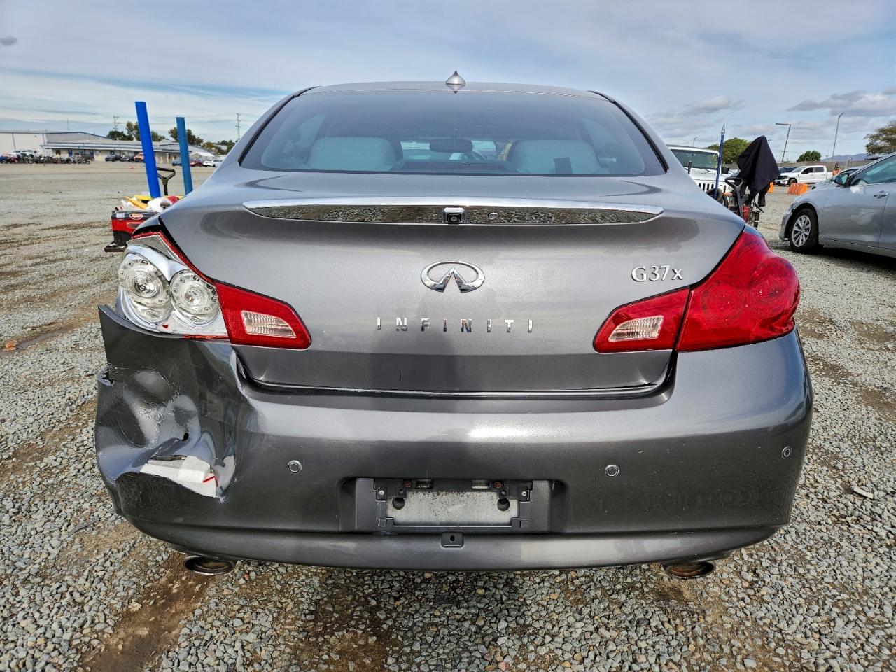 2011 INFINITI G37