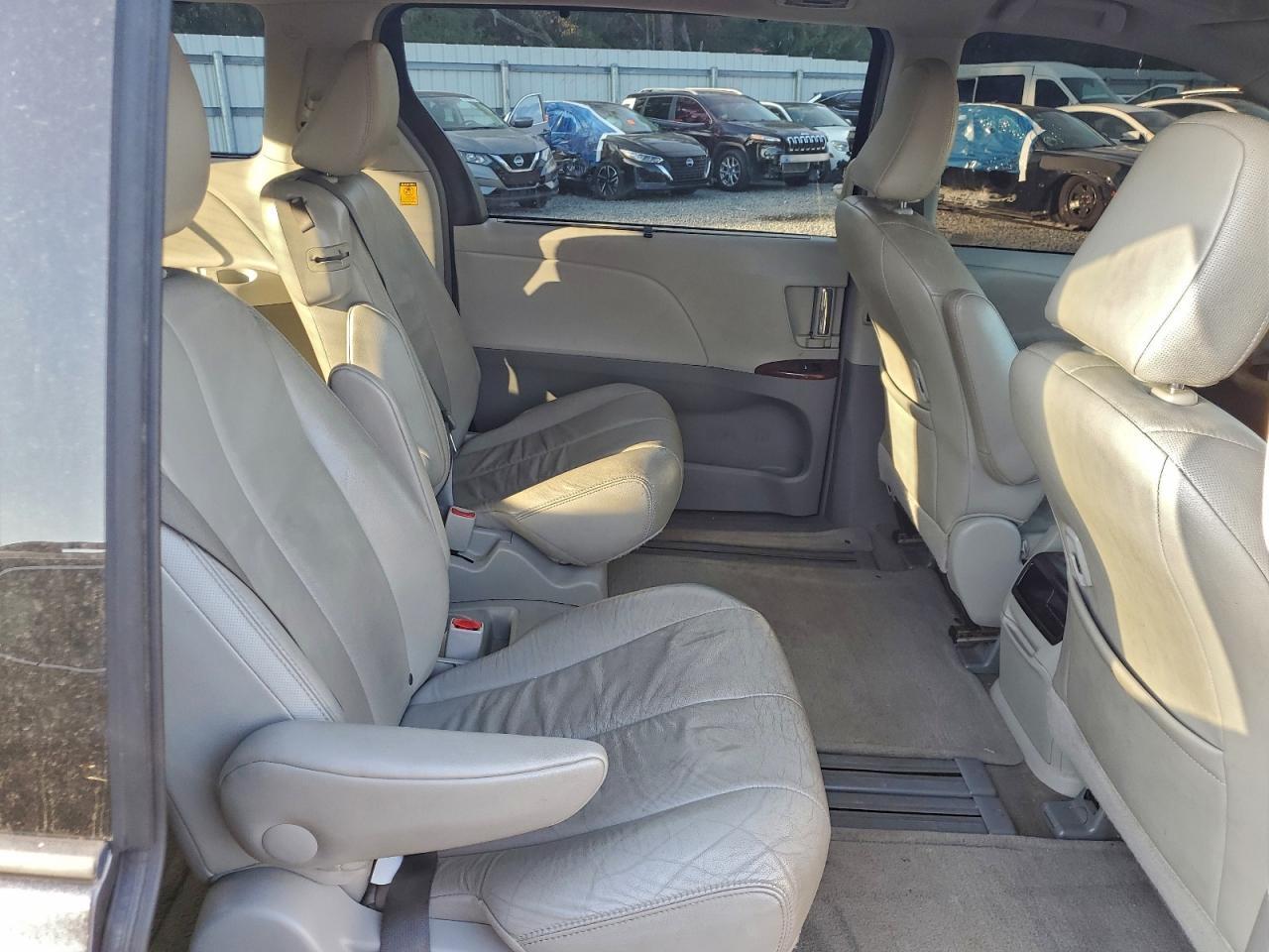 2013 TOYOTA SIENNA