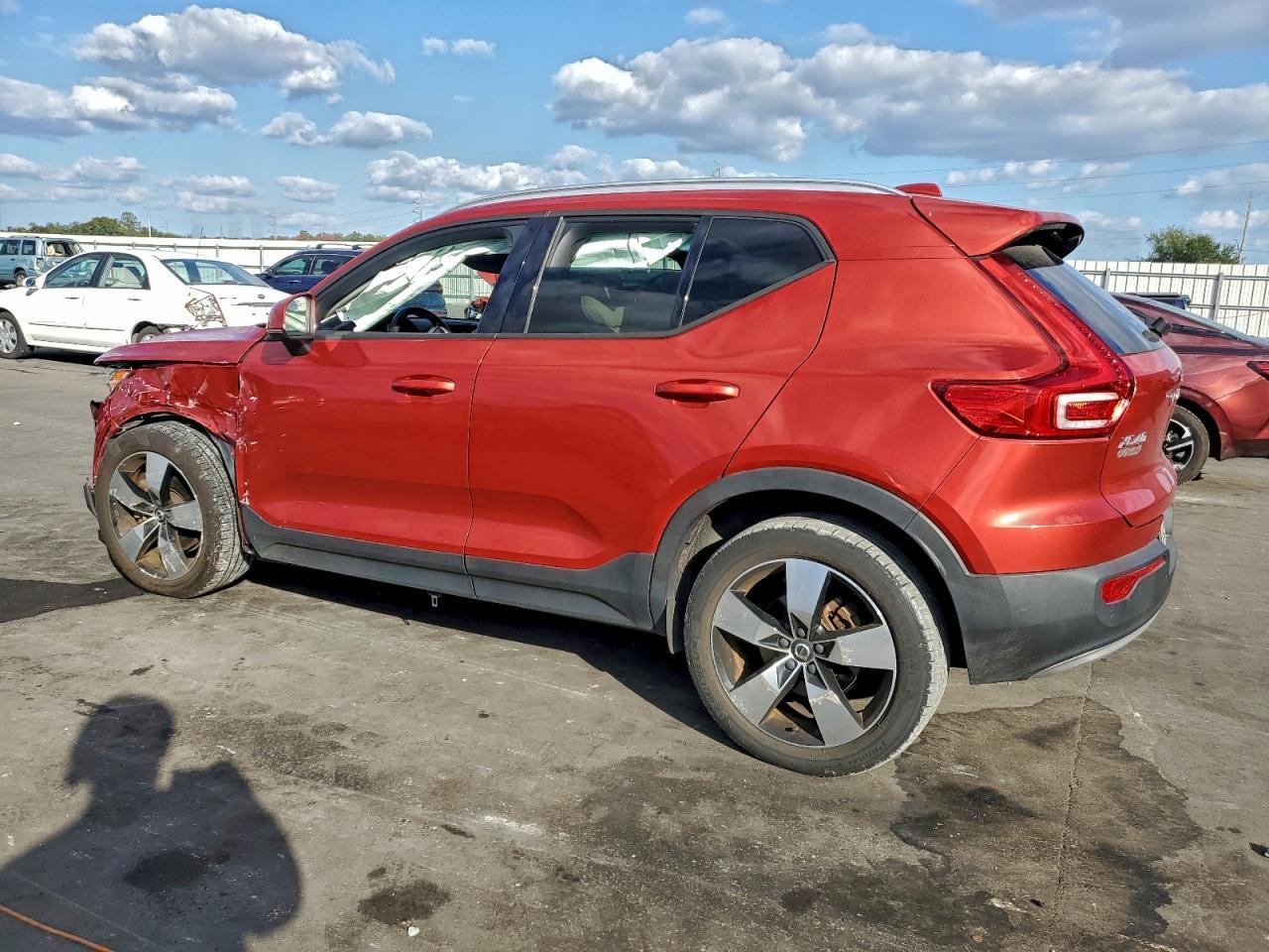 2021 VOLVO XC40