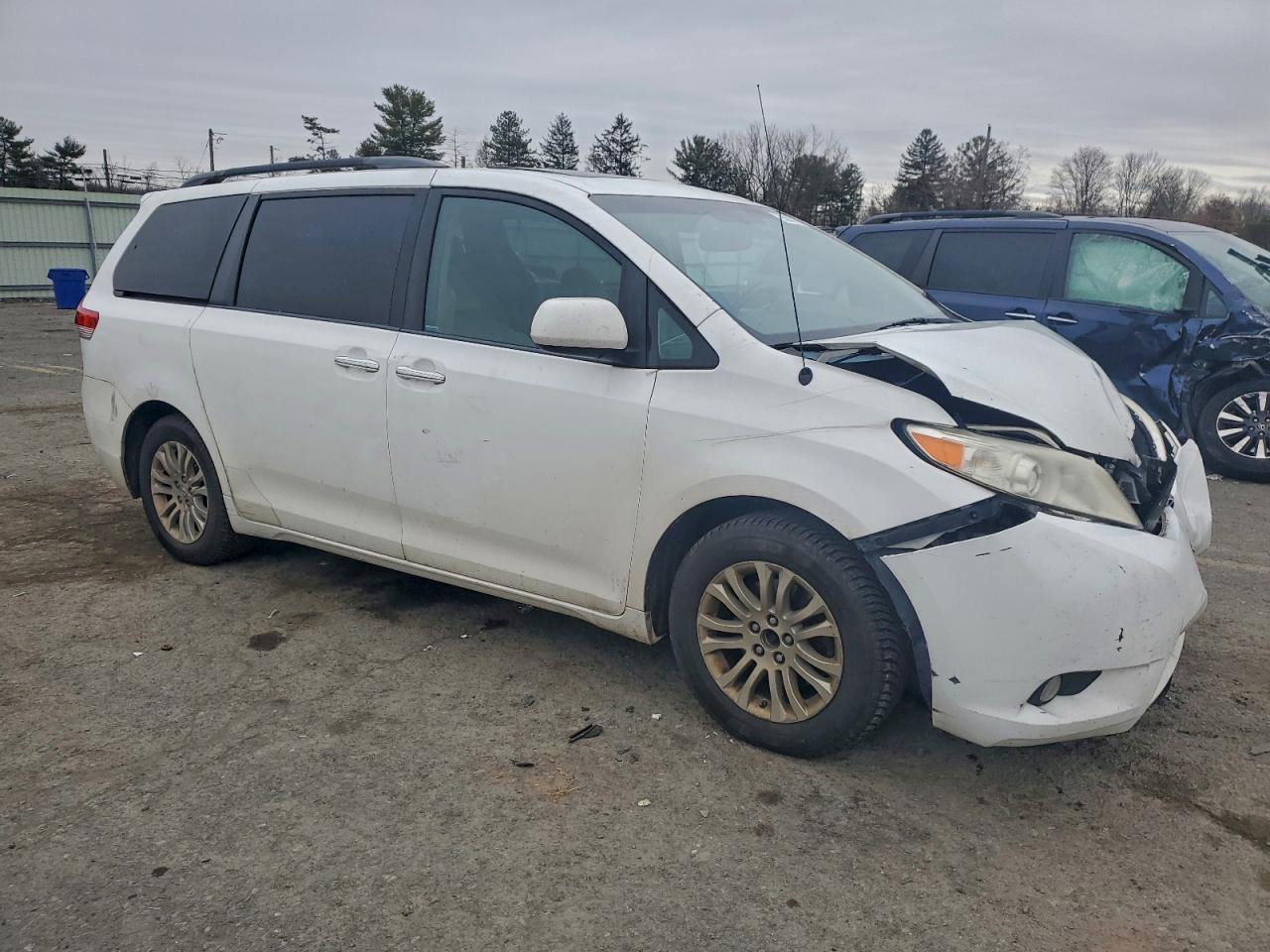 2014 TOYOTA SIENNA