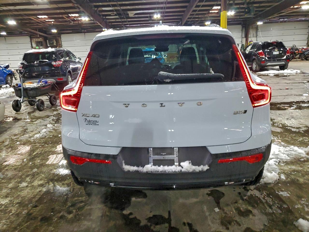 2025 VOLVO XC40
