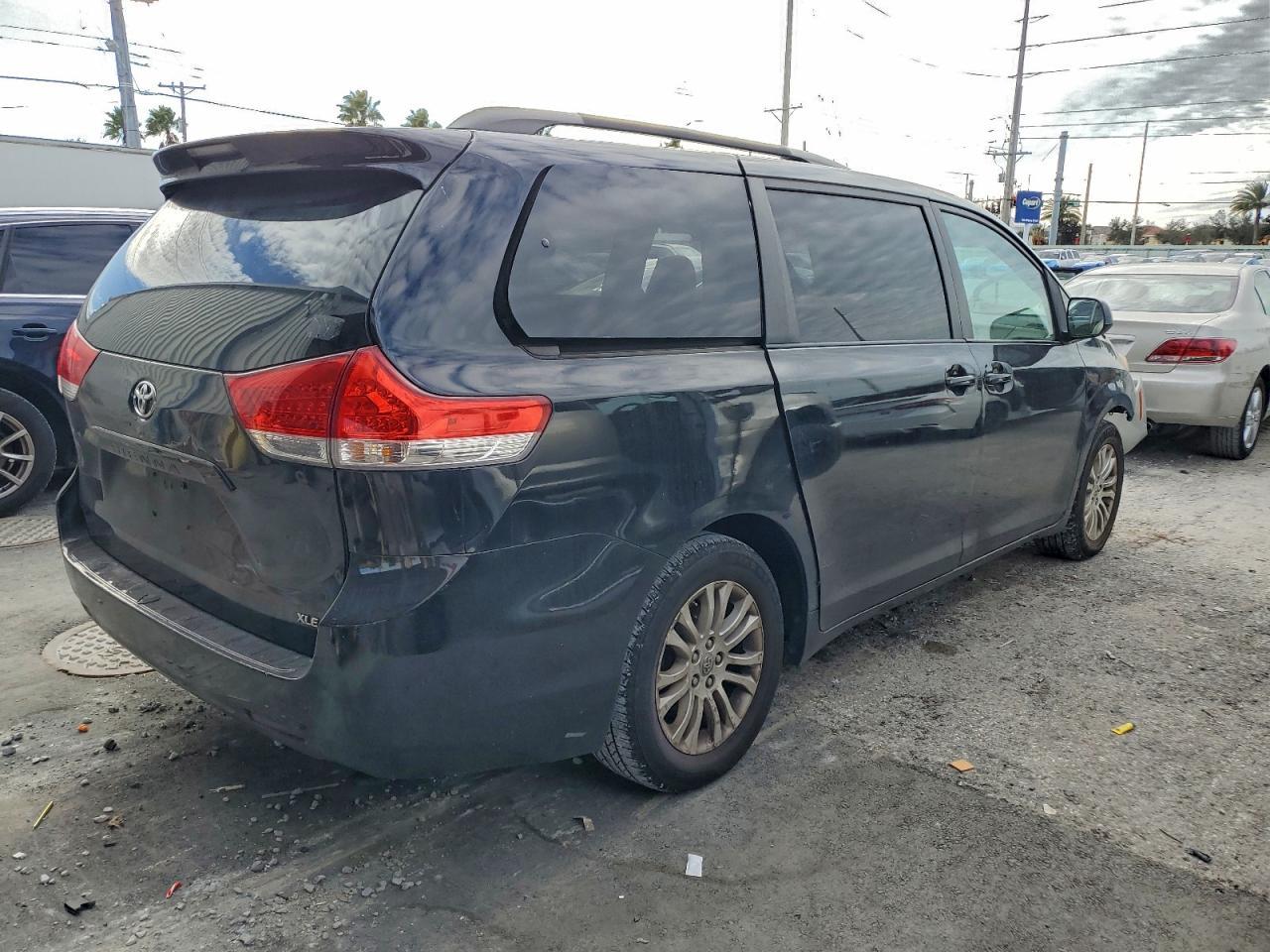 2011 TOYOTA SIENNA