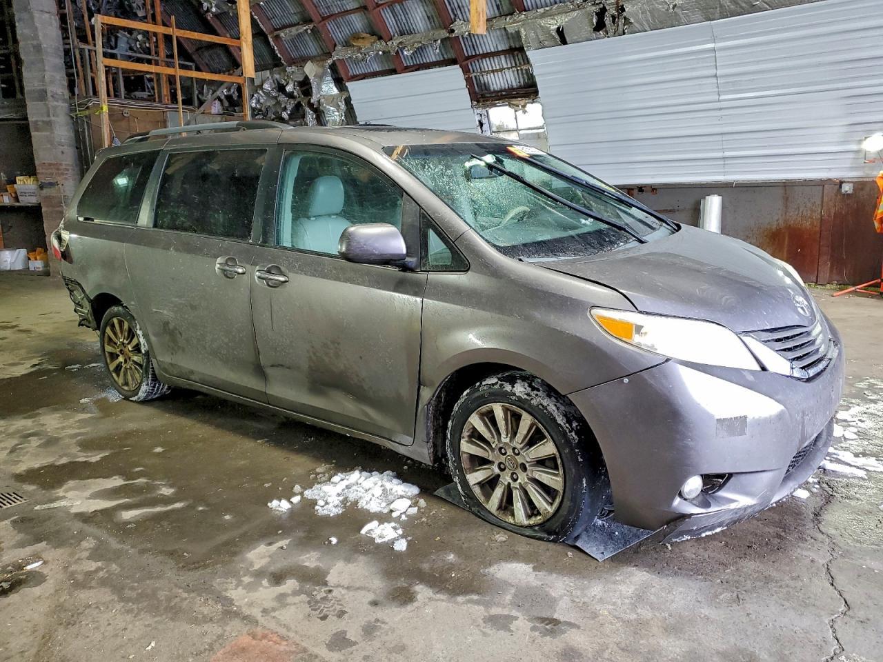 2011 TOYOTA SIENNA
