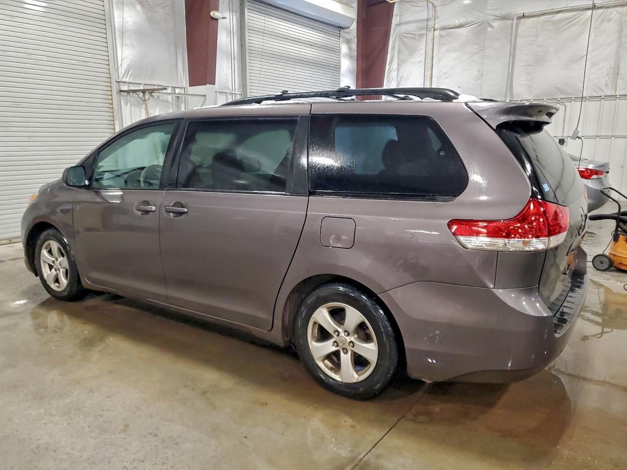 2011 TOYOTA SIENNA