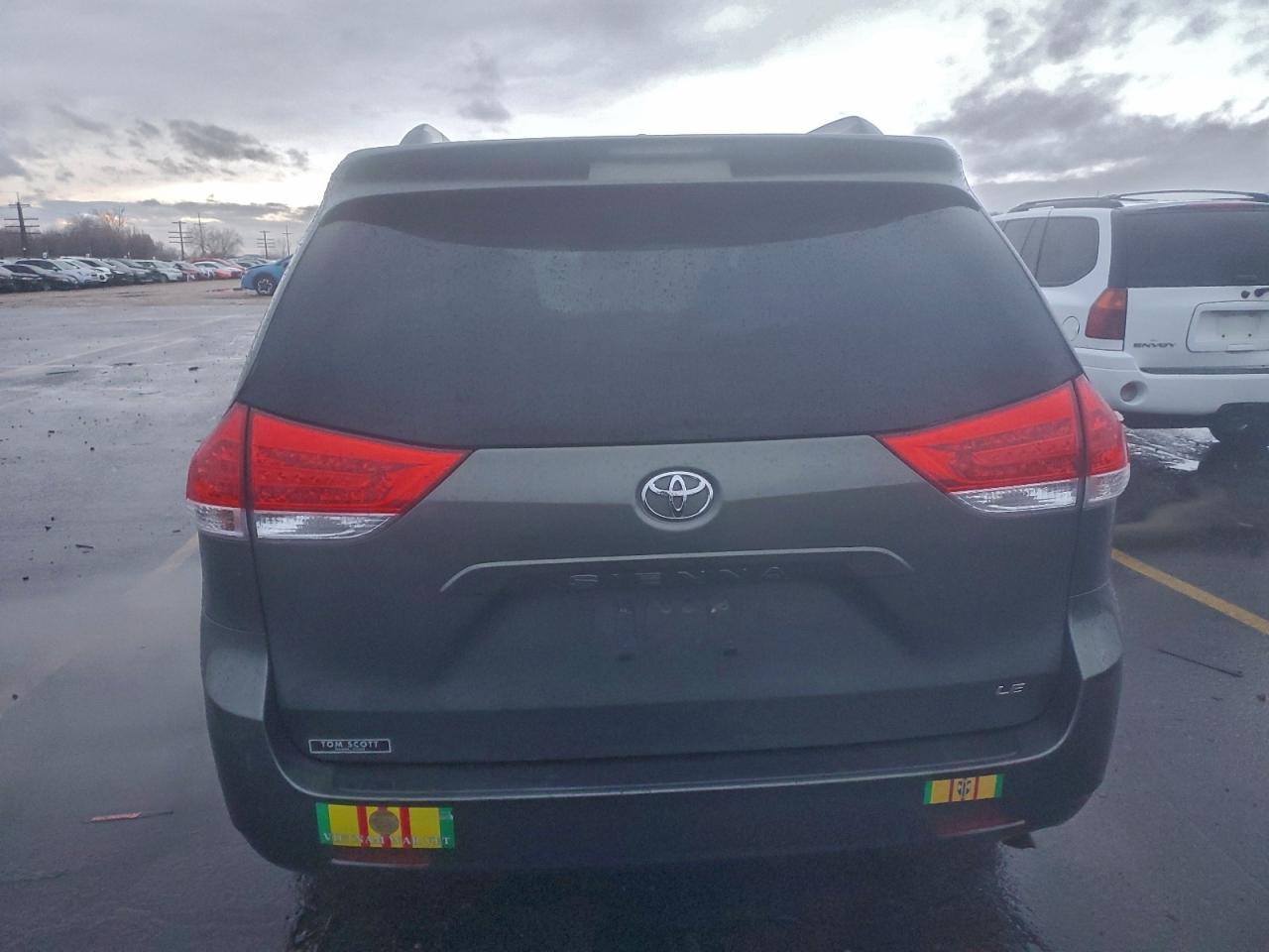 2011 TOYOTA SIENNA