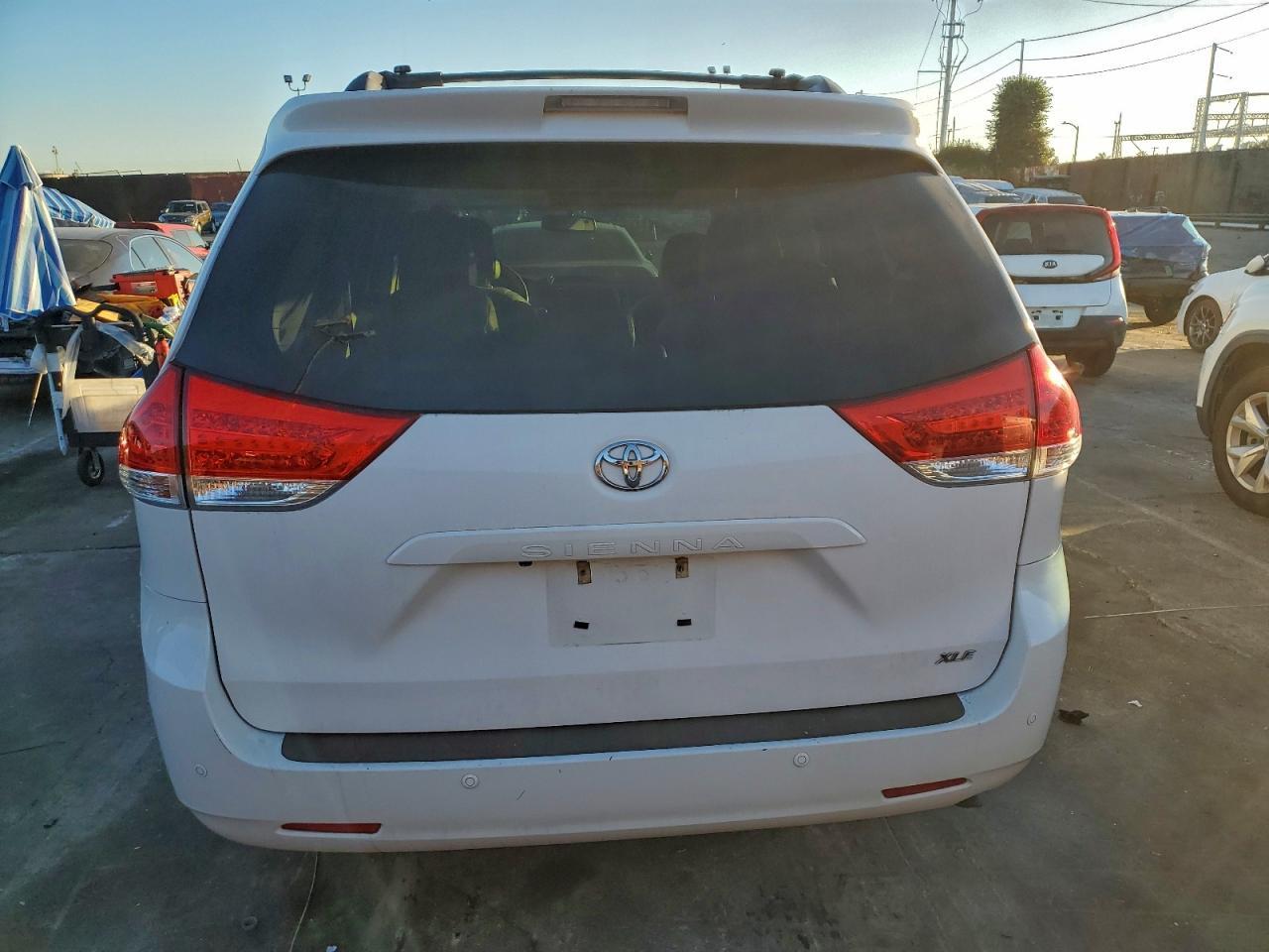 2011 TOYOTA SIENNA