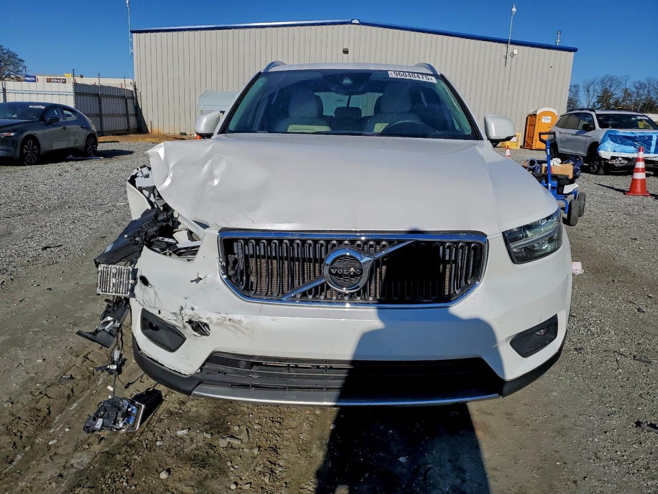 2022 VOLVO XC40