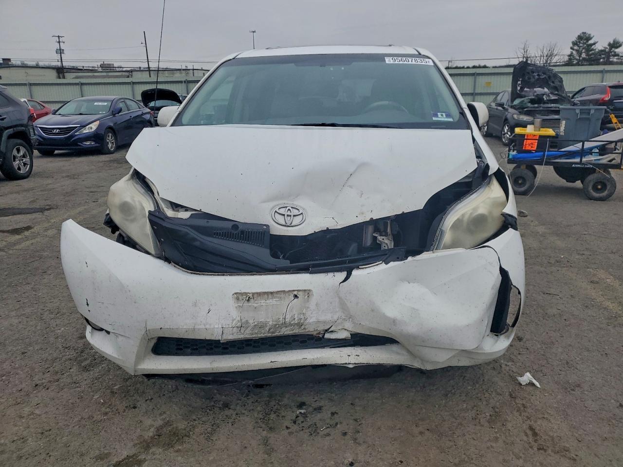 2014 TOYOTA SIENNA
