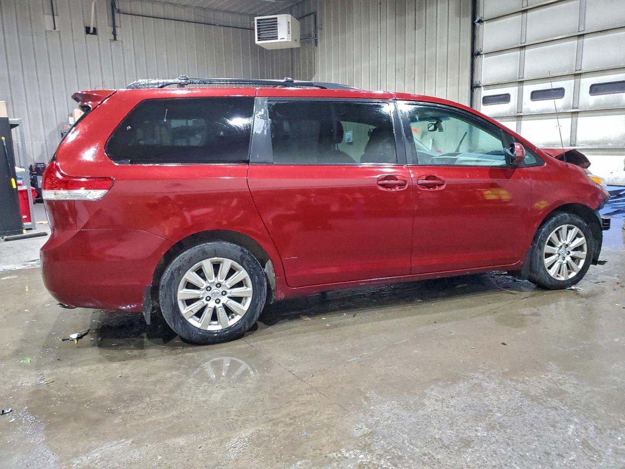 2014 TOYOTA SIENNA
