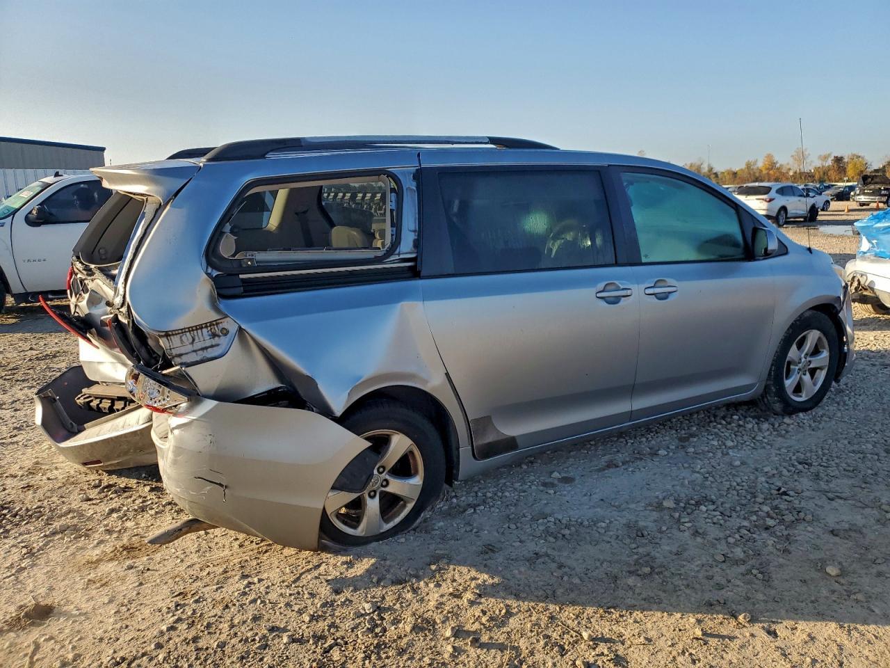 2011 TOYOTA SIENNA