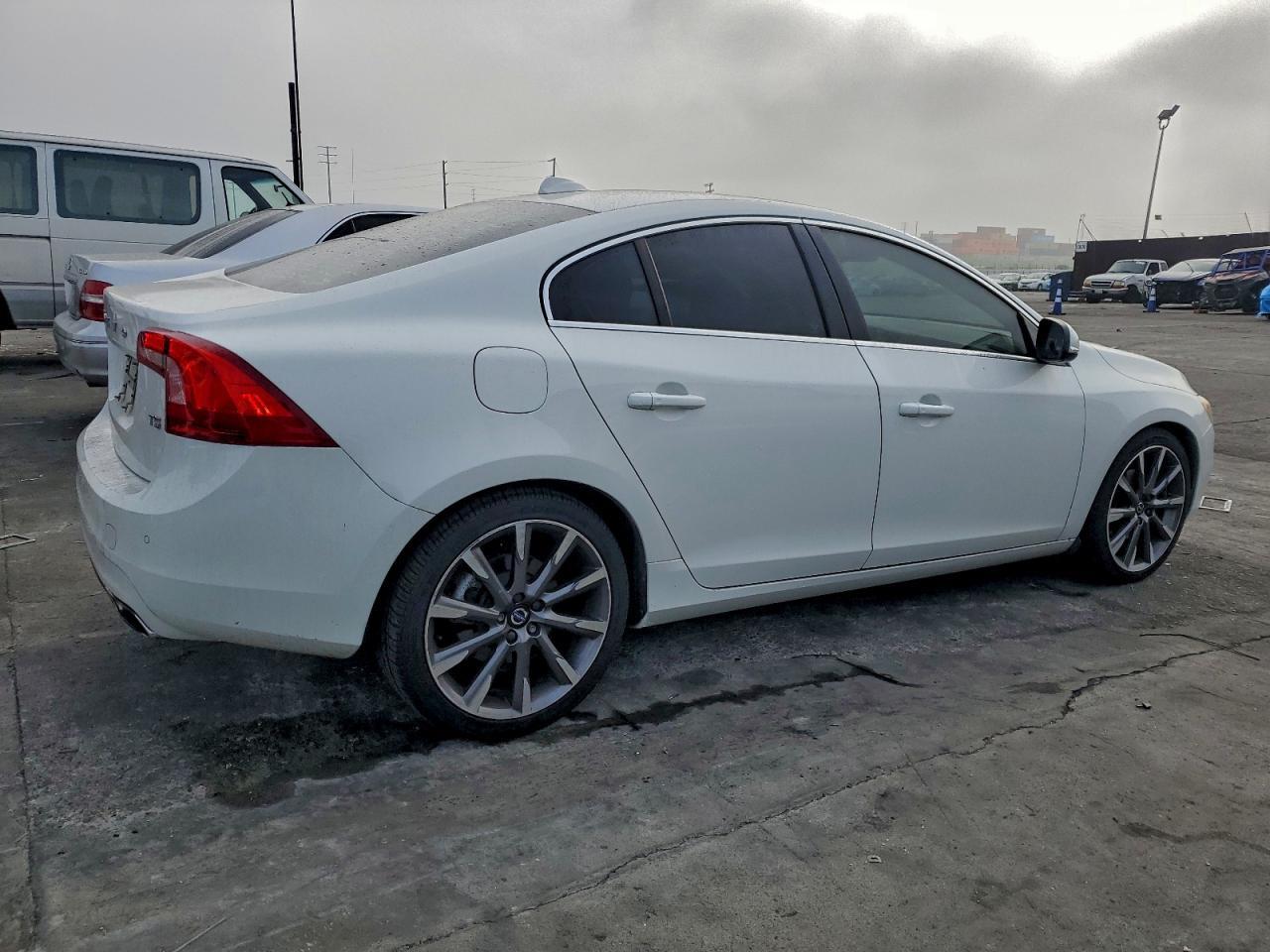 2015 VOLVO S60