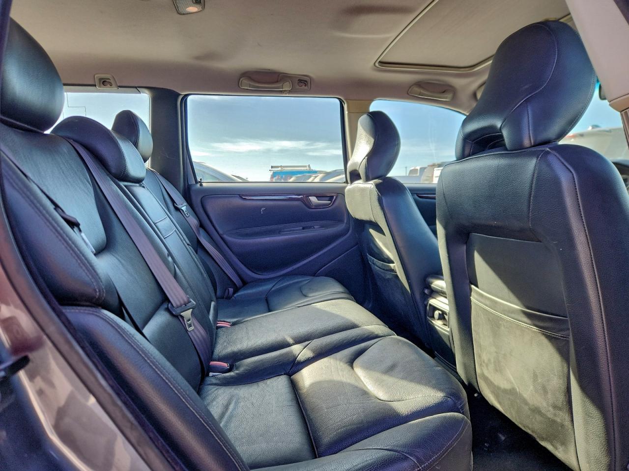 2004 VOLVO V70