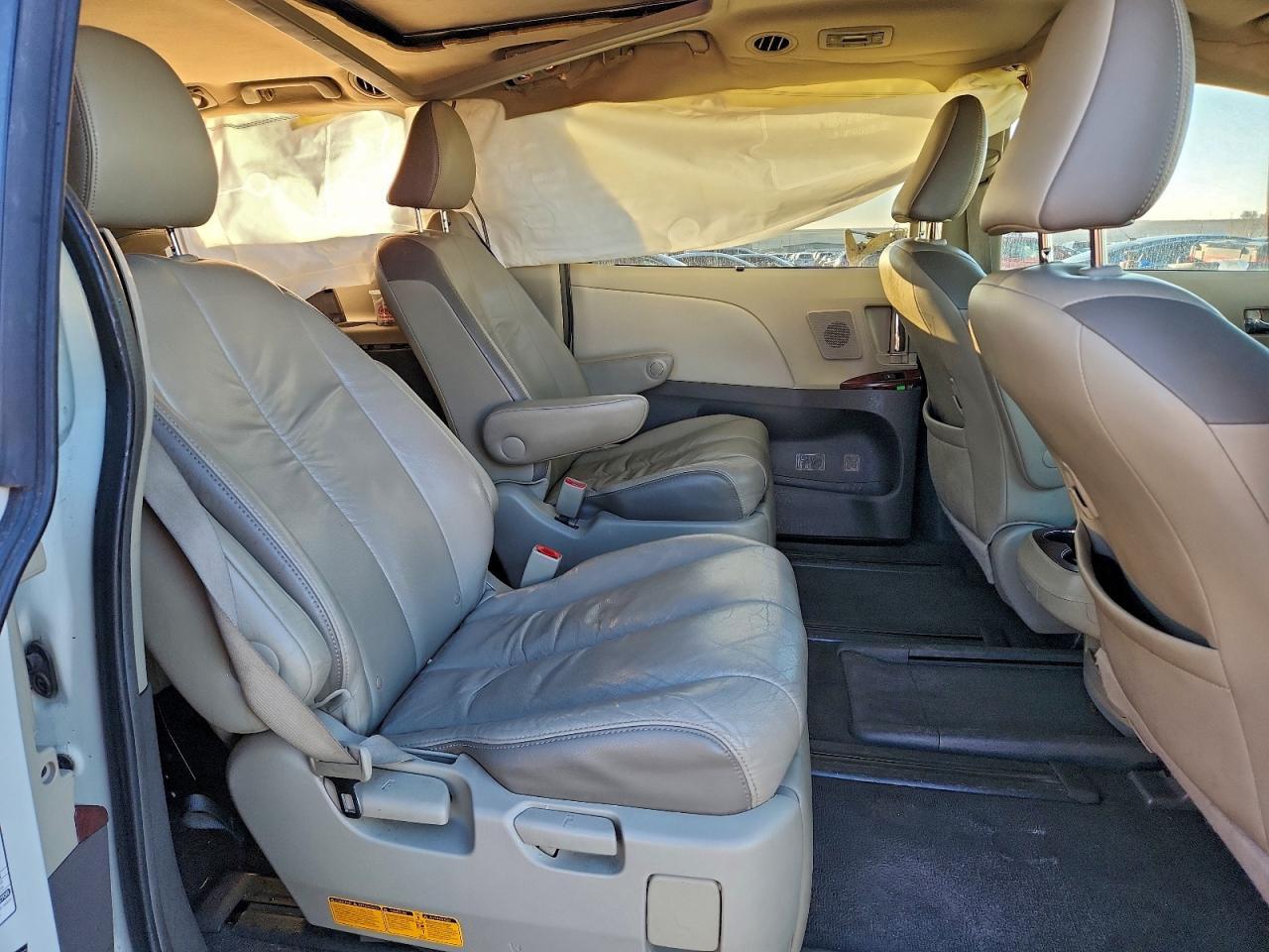 2011 TOYOTA SIENNA