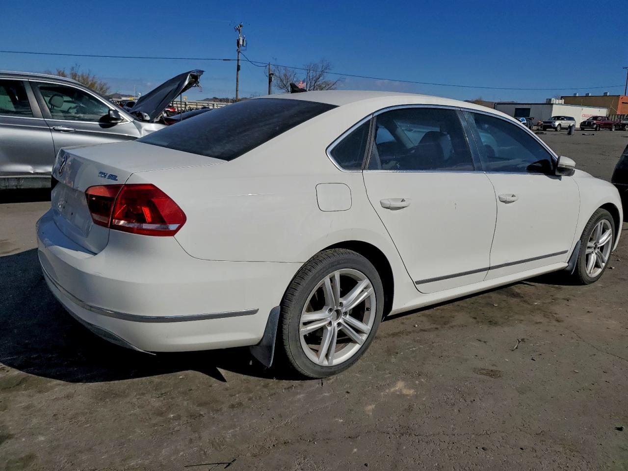 2012 VOLKSWAGEN Passat