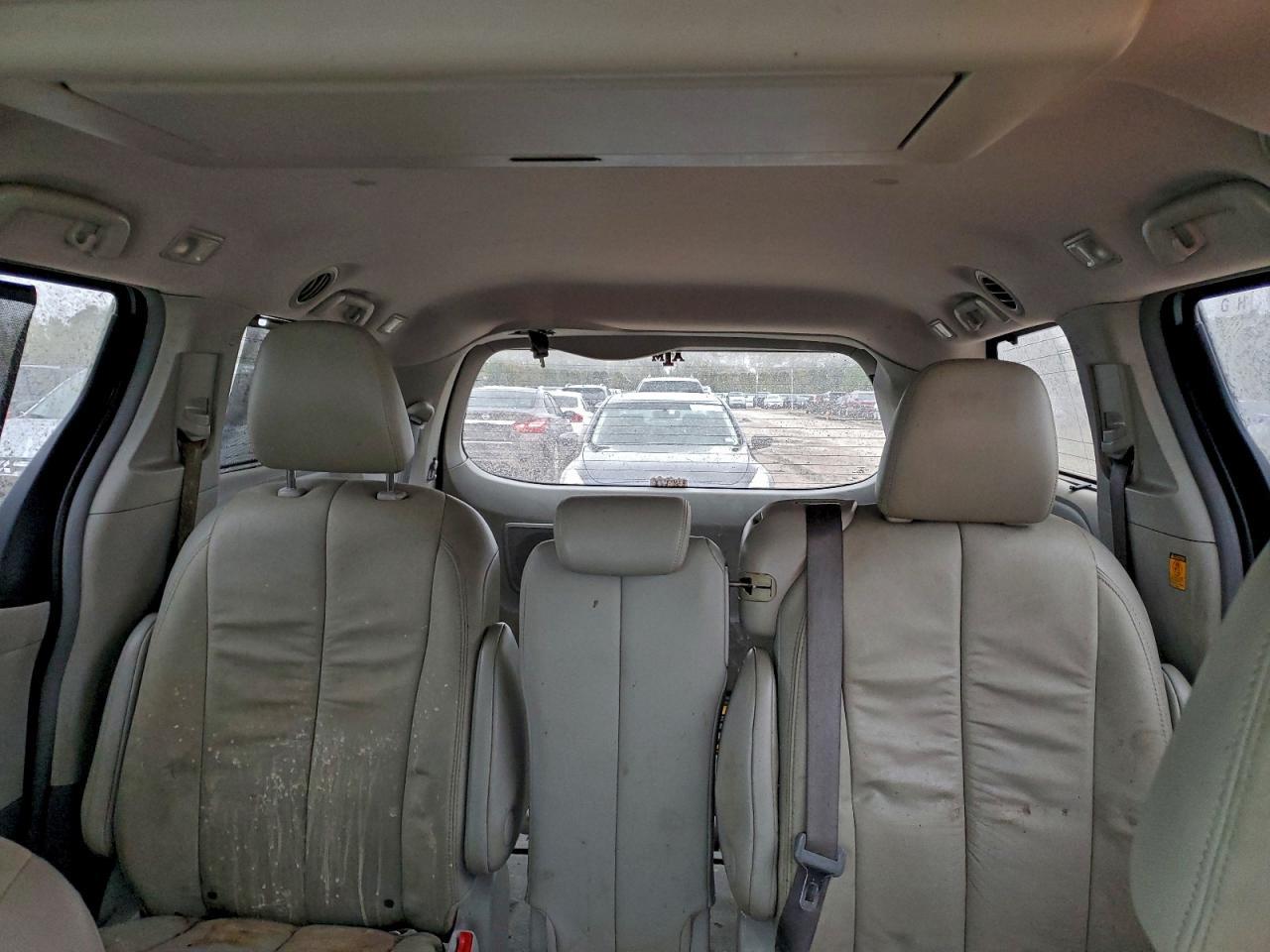 2011 TOYOTA SIENNA