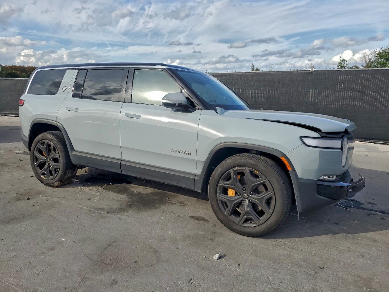 2023 RIVIAN R1s