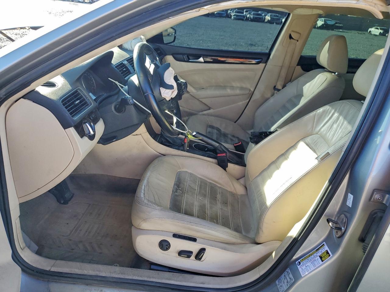 2014 VOLKSWAGEN Passat