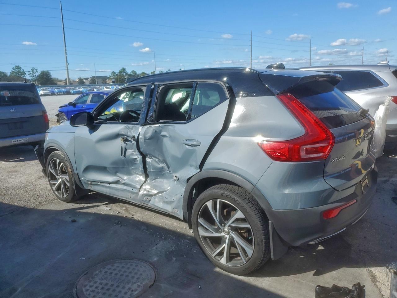 2020 VOLVO XC40