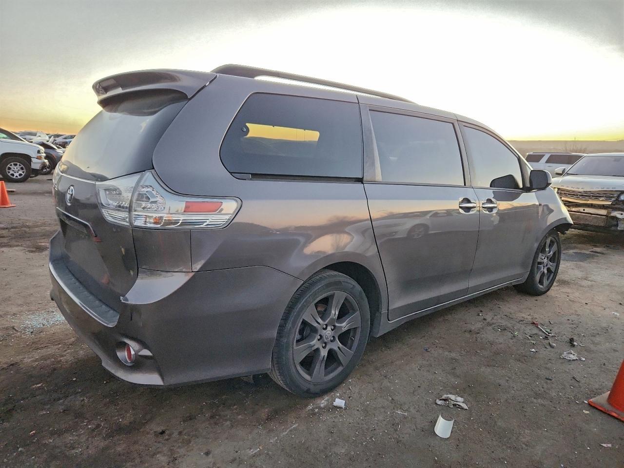 2017 TOYOTA SIENNA