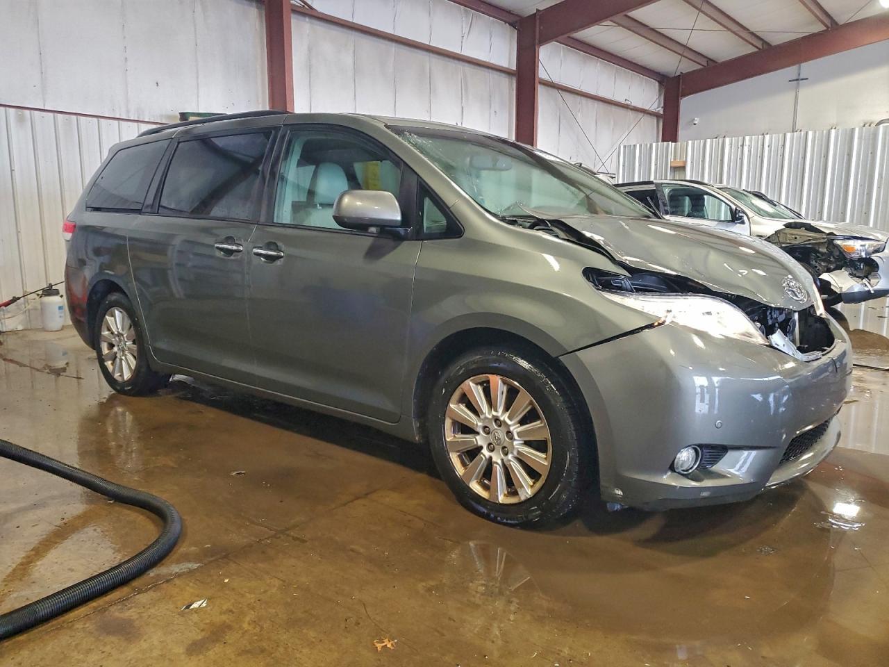 2011 TOYOTA SIENNA