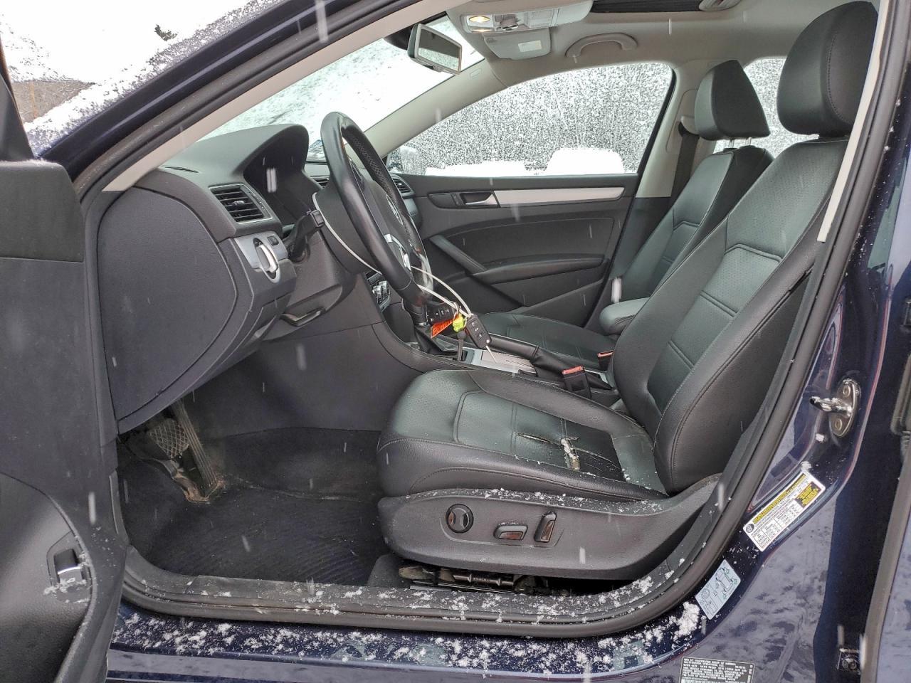 2012 VOLKSWAGEN Passat