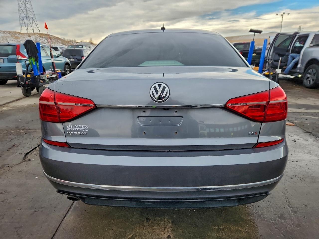 2016 VOLKSWAGEN Passat