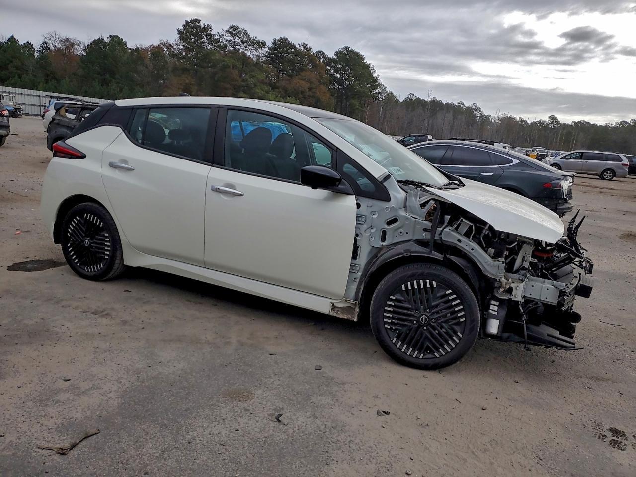 2023 NISSAN LEAF