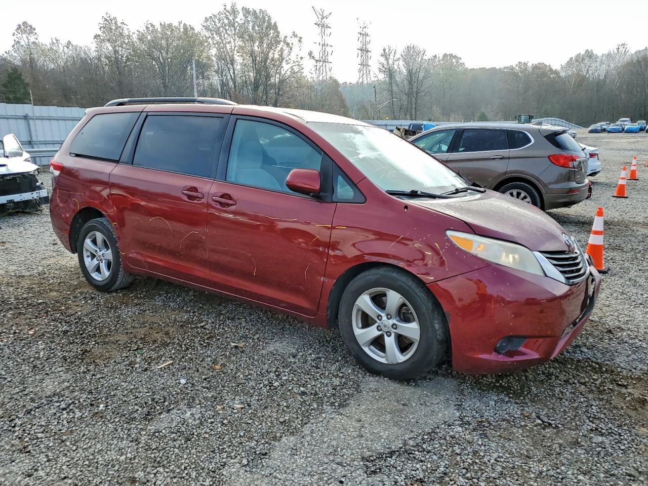 2011 TOYOTA SIENNA