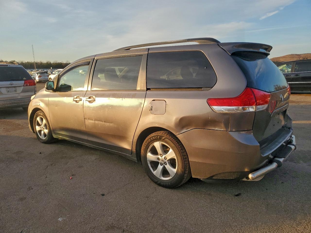 2011 TOYOTA SIENNA