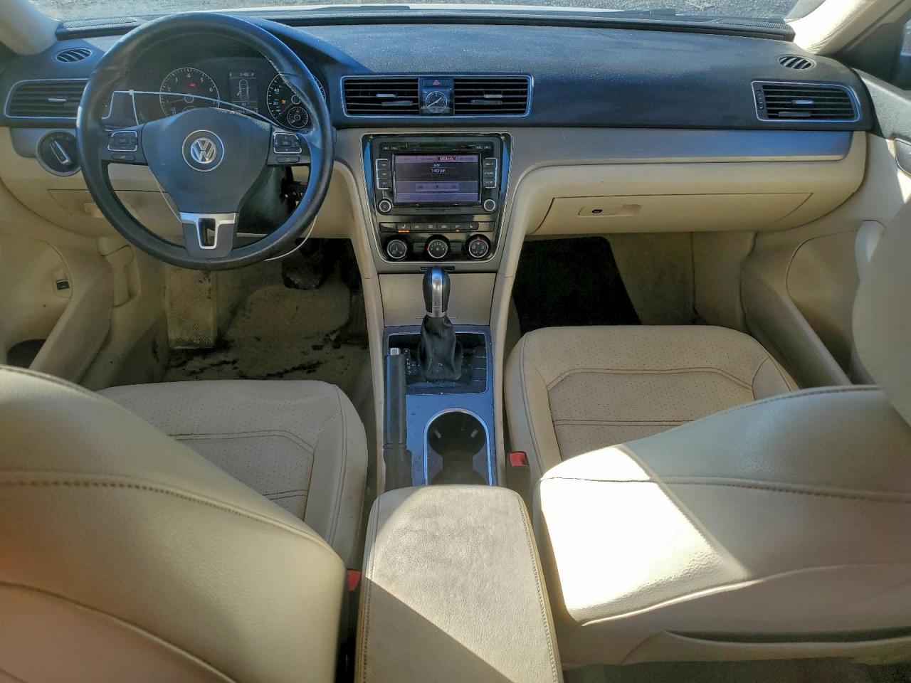 2014 VOLKSWAGEN Passat