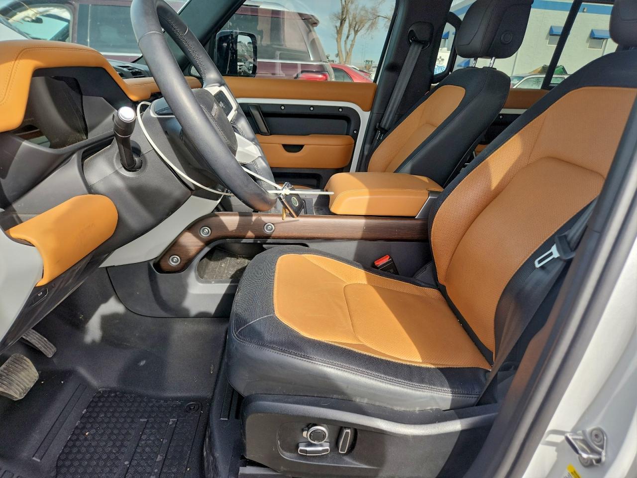 2024 LAND ROVER Defender
