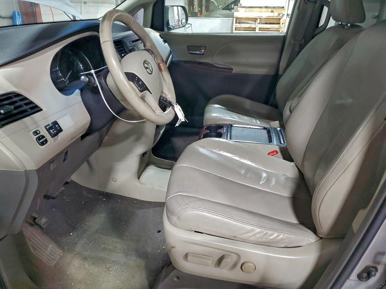2011 TOYOTA SIENNA