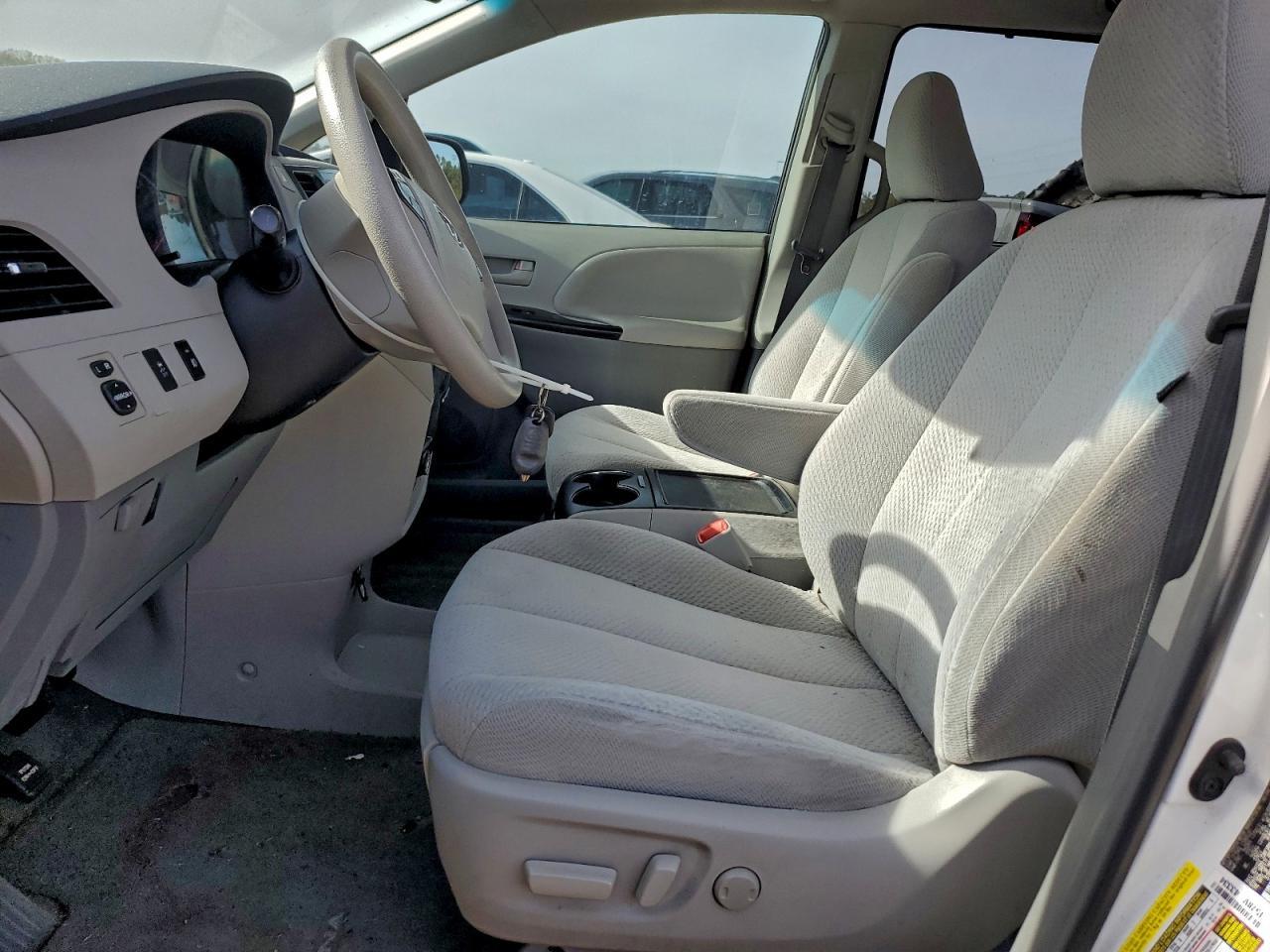 2012 TOYOTA SIENNA