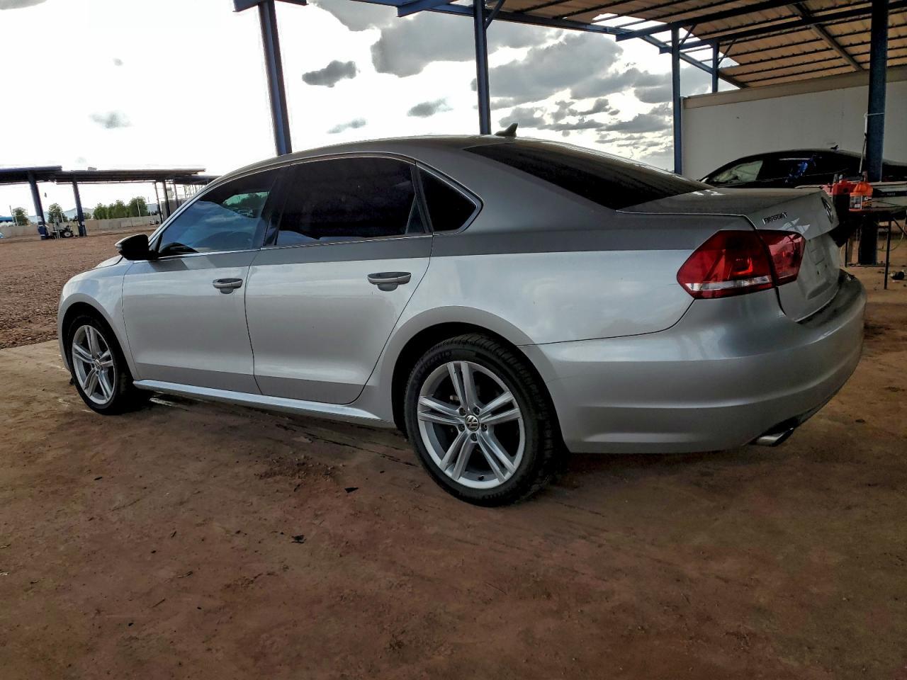 2012 VOLKSWAGEN Passat