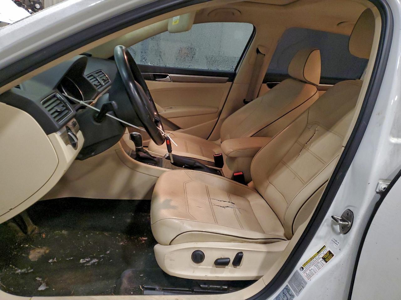 2016 VOLKSWAGEN Passat