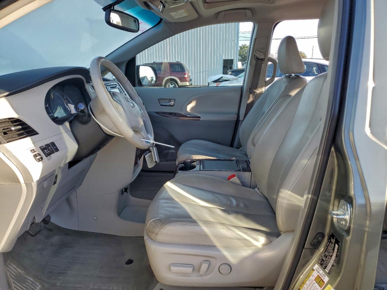 2013 TOYOTA SIENNA