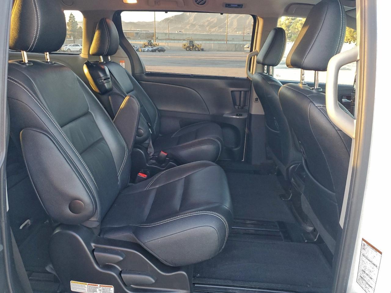 2016 TOYOTA SIENNA