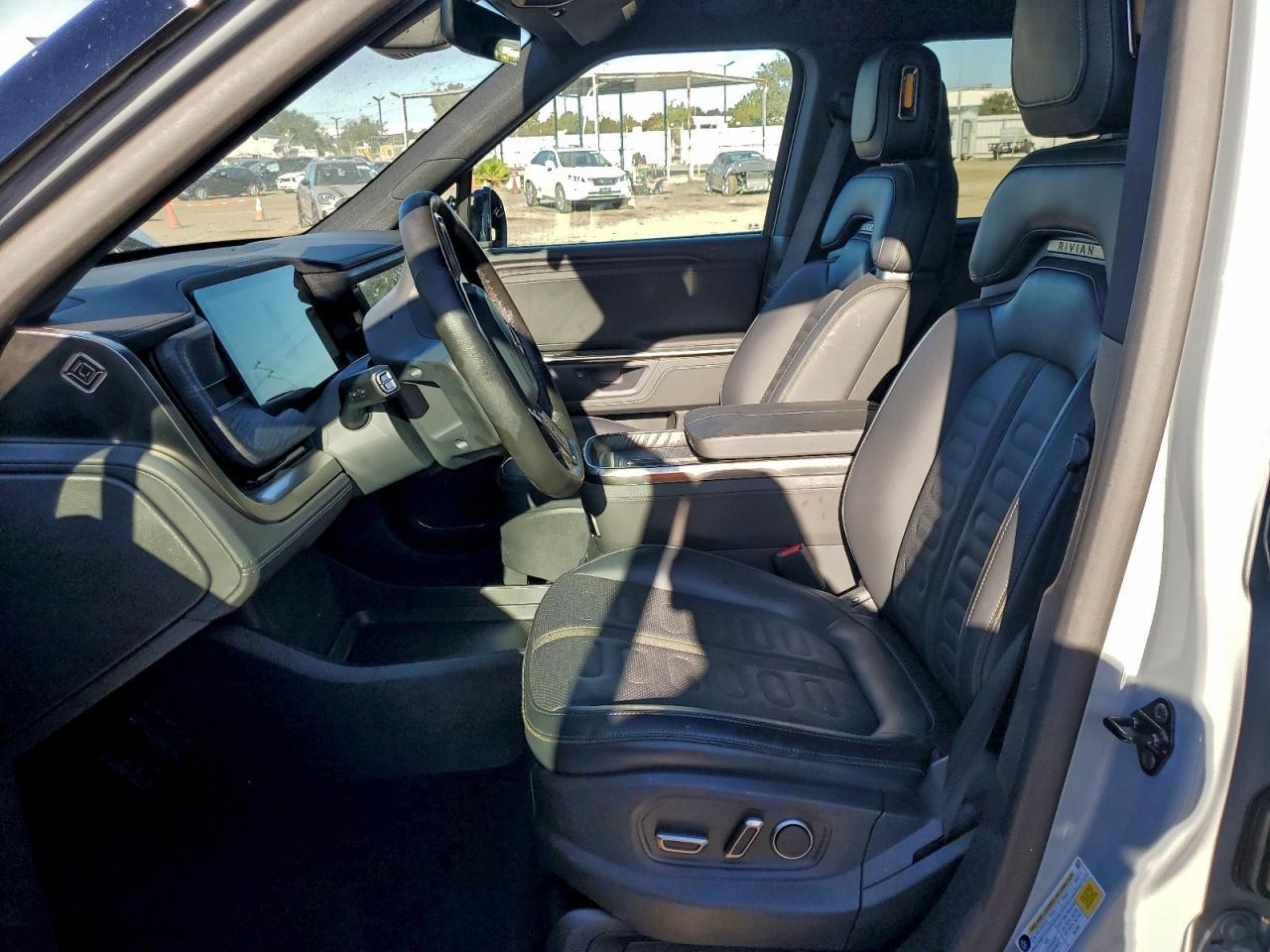 2025 RIVIAN R1s