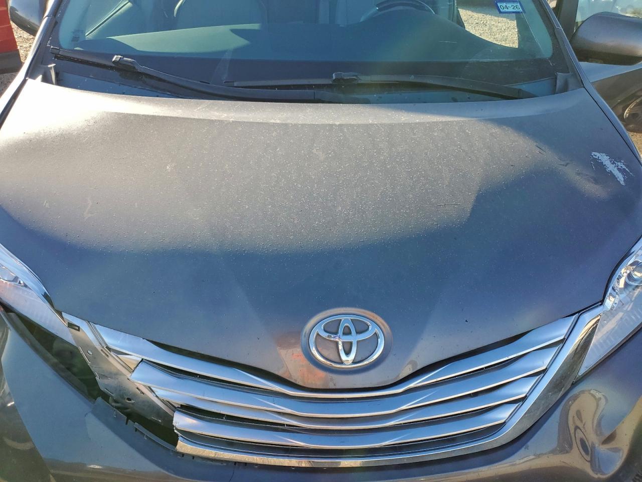 2011 TOYOTA SIENNA