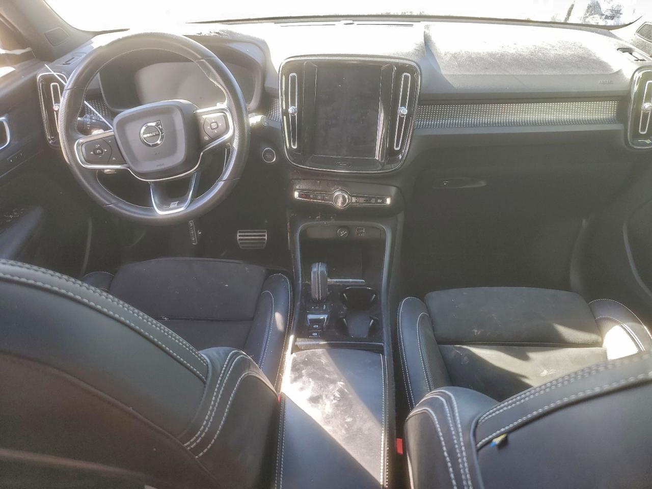 2020 VOLVO XC40
