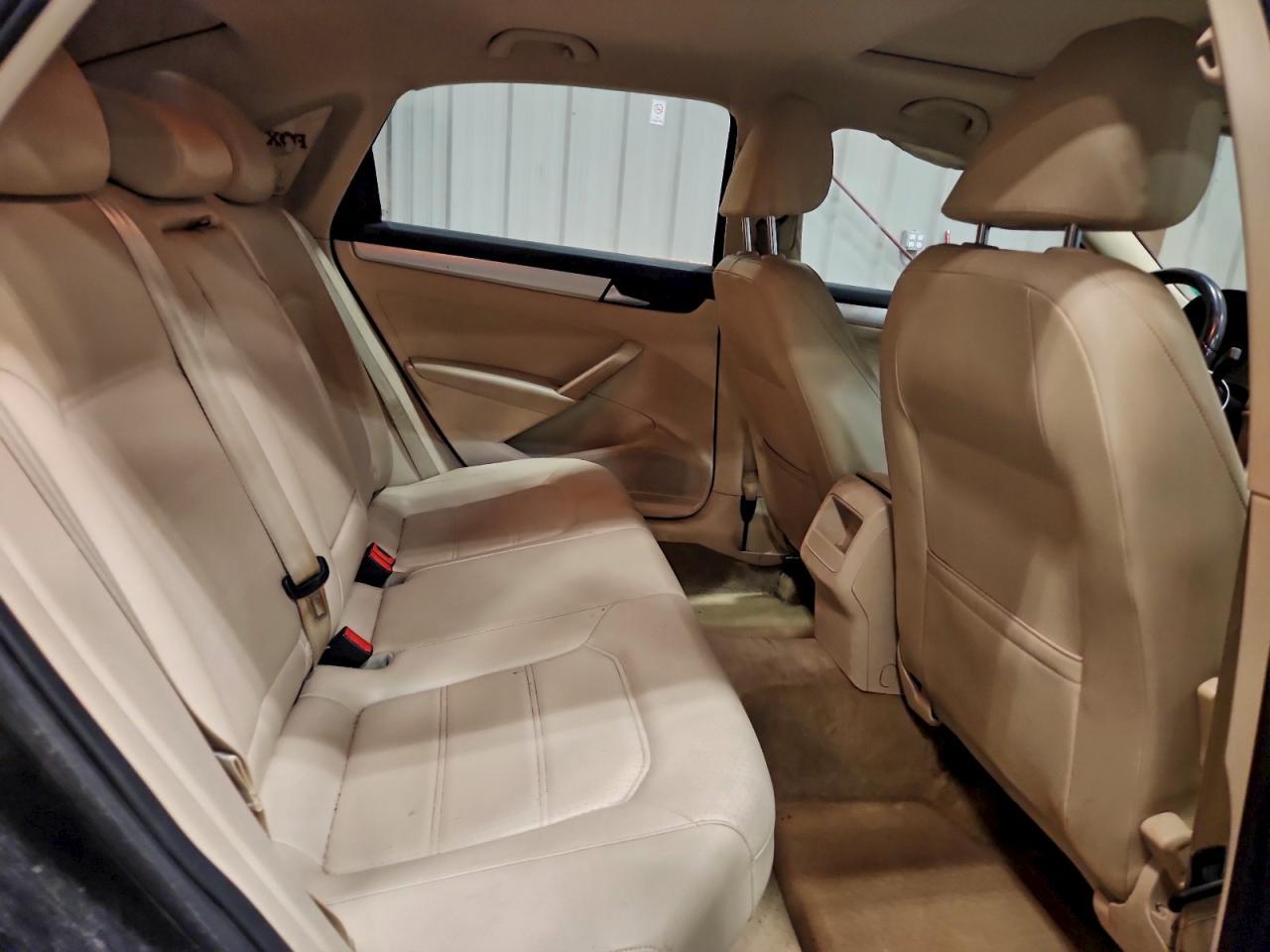 2012 VOLKSWAGEN Passat